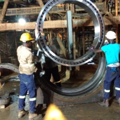 INSTALLING A NEW SPHERICAL ROLLER BEARING ON A MILL TRUNNION AT GOLDEN STAR BOGOSO