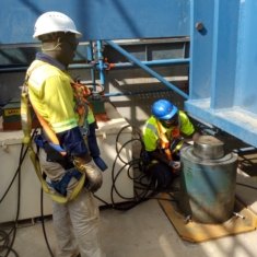 INSTALLING HYDRAULIC JACKS UNDER MILL JACKING CRADLE