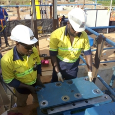 INSTALLING THE UPPER SECTION OF A SAG MILL FEED END BASE PLATE